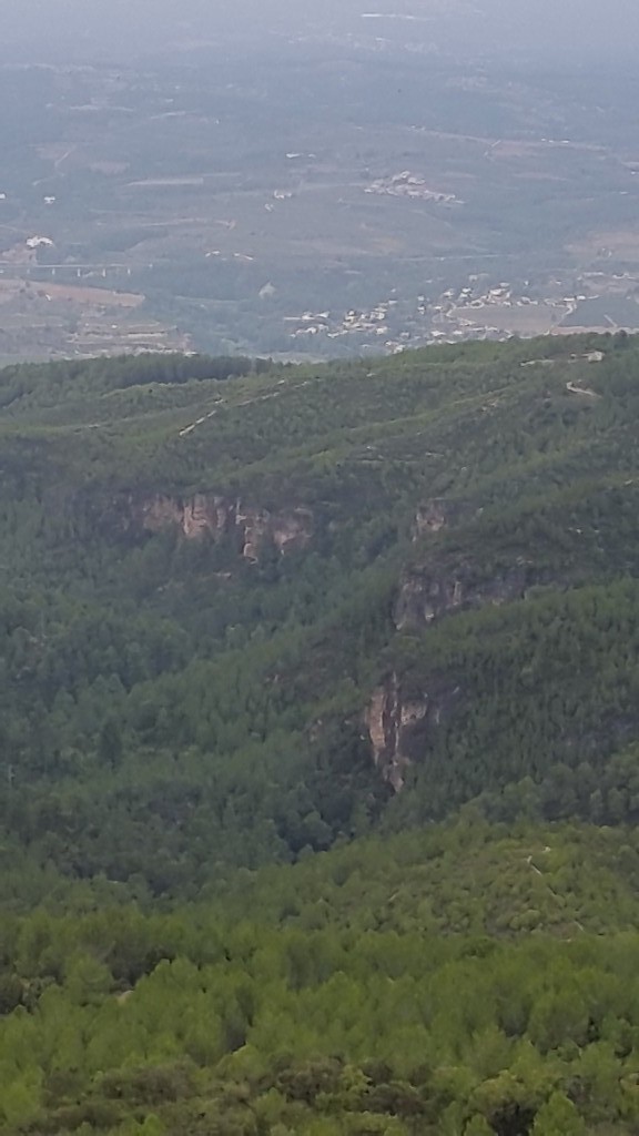 El paisatge muntanyenc de l'Alt Peredès des del Roc de Forrellac.