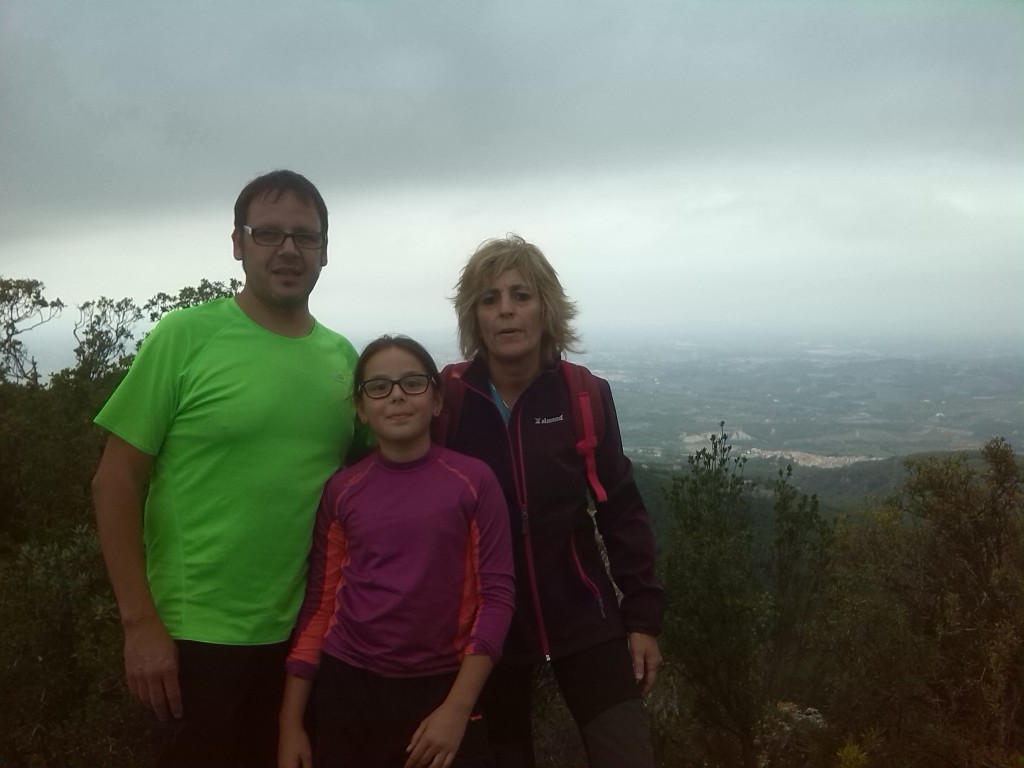 L'Albert, la Júlia i l'Ana en el més alt del Roc de Forrellac.