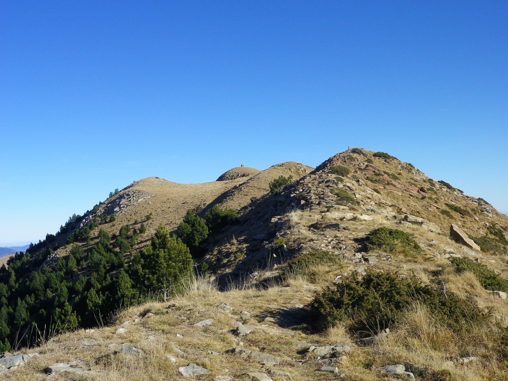 La ruta cap al Puig Estela passa per carenejar la Serra Cavallera.