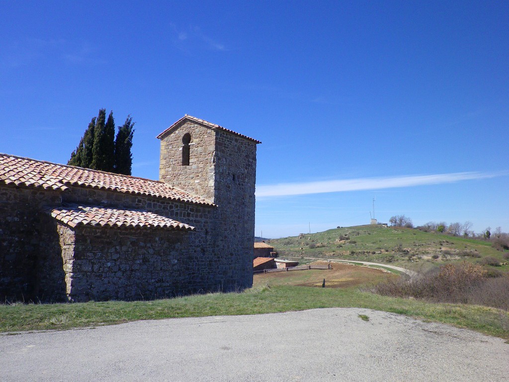 L'església de Sant Cugat de Gavadons i el Turó de Bellver en segon terme.