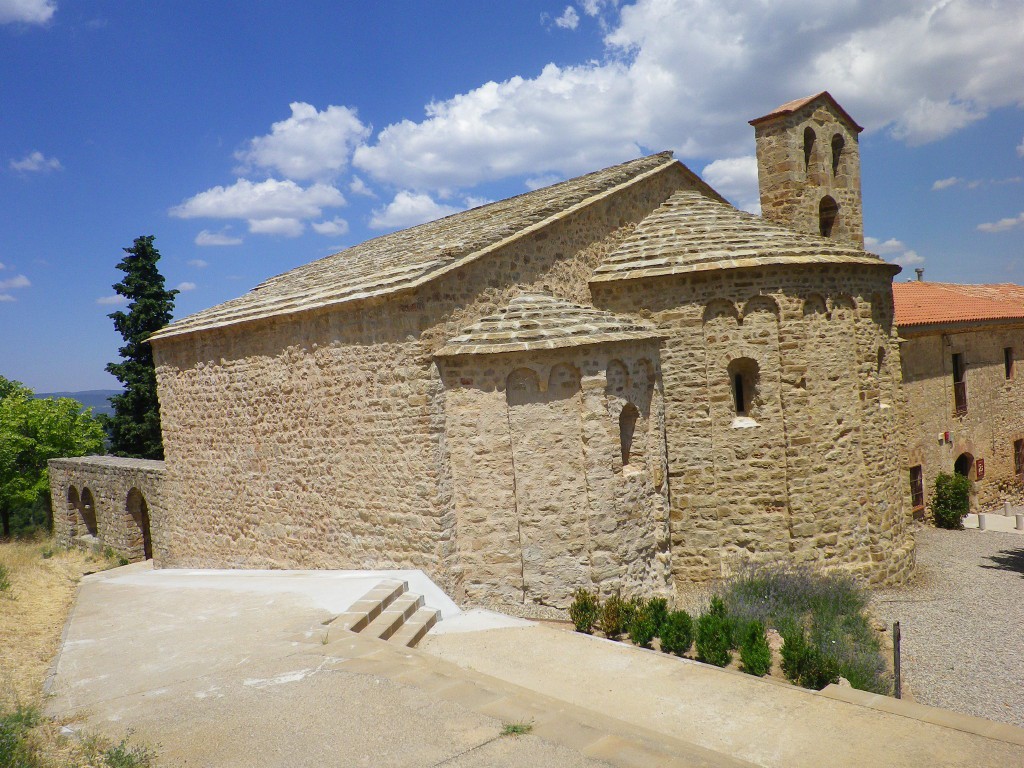 L'església és del segle XI, amb típica planta basilical de tres naus i absis semicirculars. Decoració llombarda amb arcuacions cegues i lesenes.