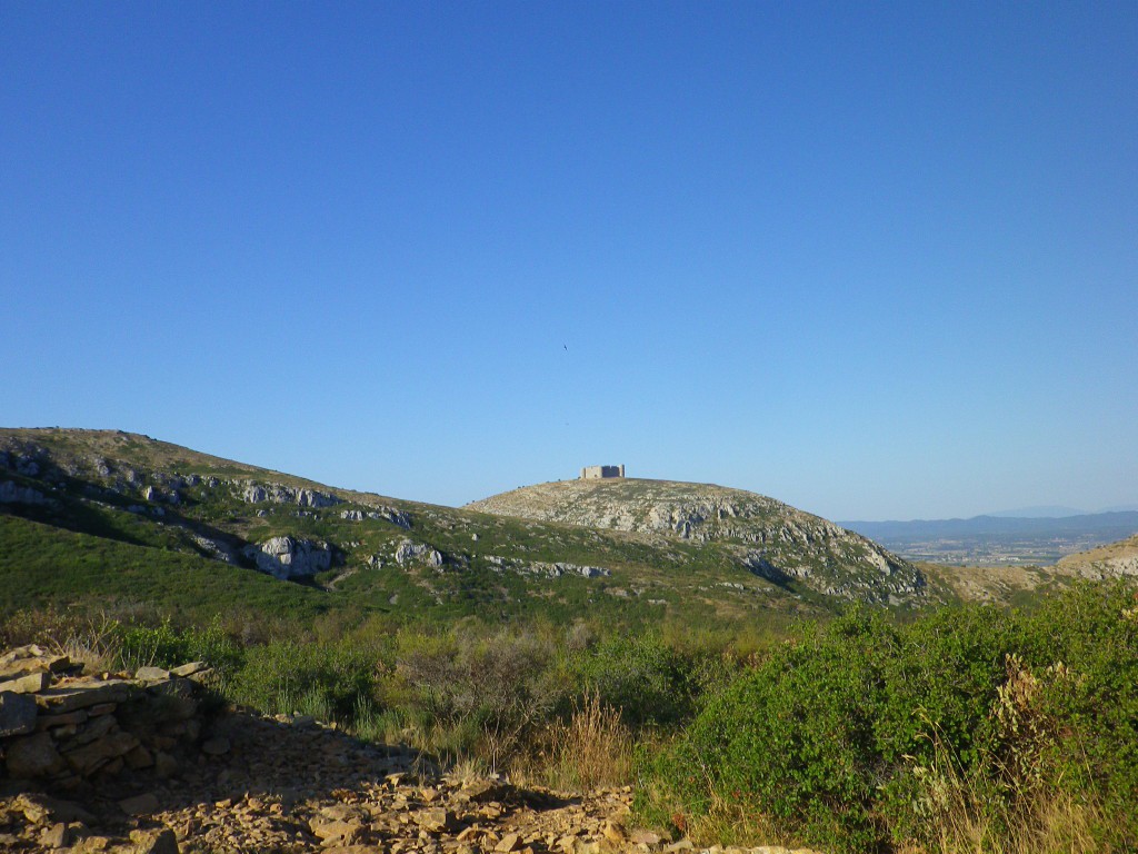 El descens des del Montplà encara mostra el Castell, per darrer cop, ja.