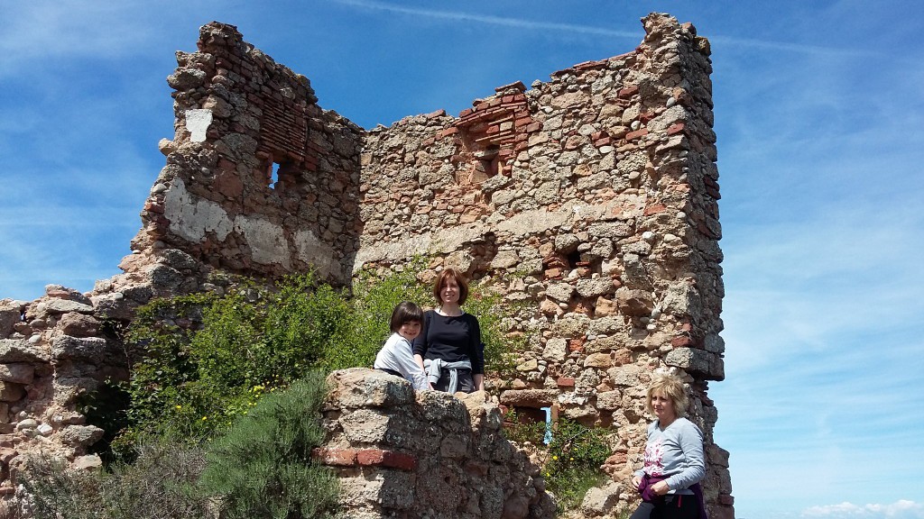 La Julia i la Rosa Mari estrenen la sessió fotogràfica a les ruïnes del Castell Ferran.