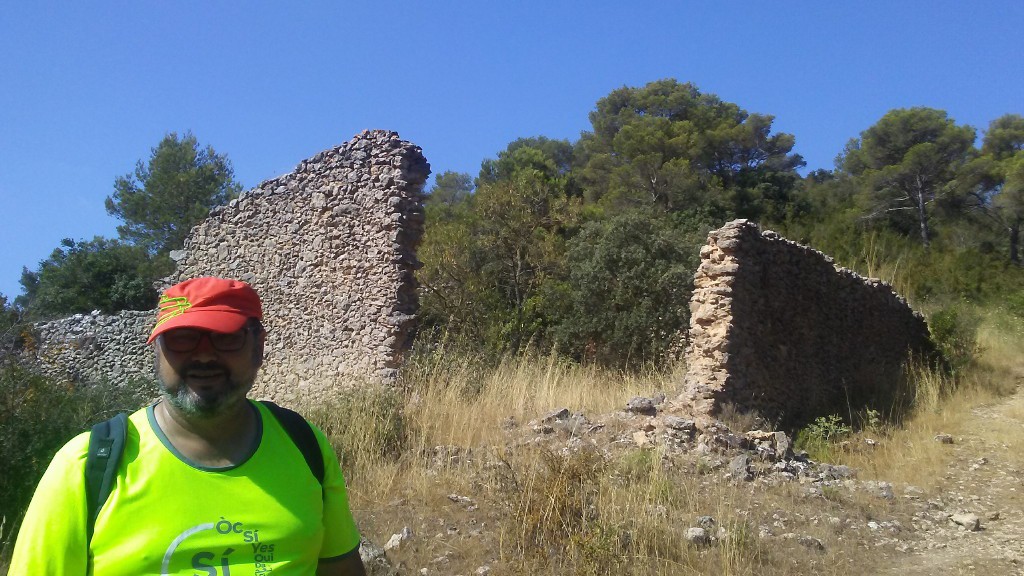 El Juanjo davant les ruïnes que inicien l'ascens al Grony de Miralles.