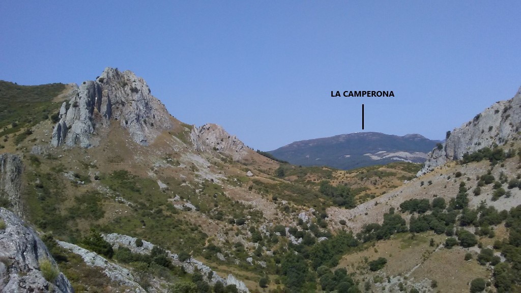 El nom de la Camperona es diu sobretot des del 2014 quan esdevé final d'etapa de la Vuelta ciclista a Espanya. Els més vells de la contrada coneixen aquesta muntanya com a Cuesta Rodio.
