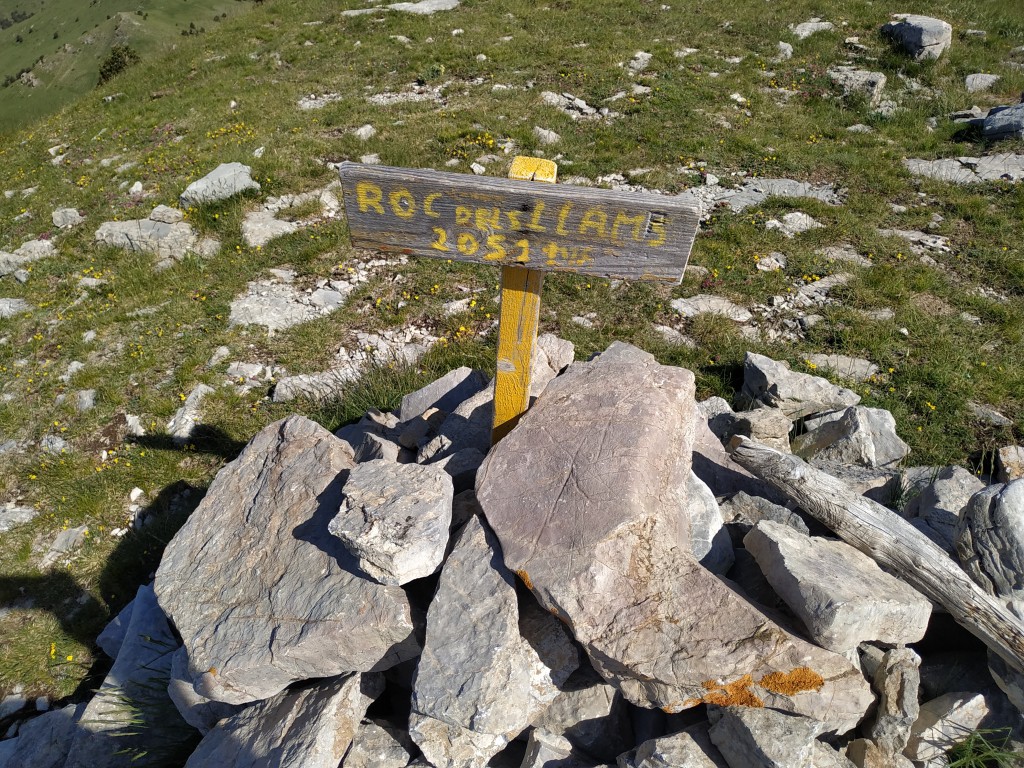 En el cim del Tossal de Meians hi ha un rètol que hi diu "Roc dels Llamps".
