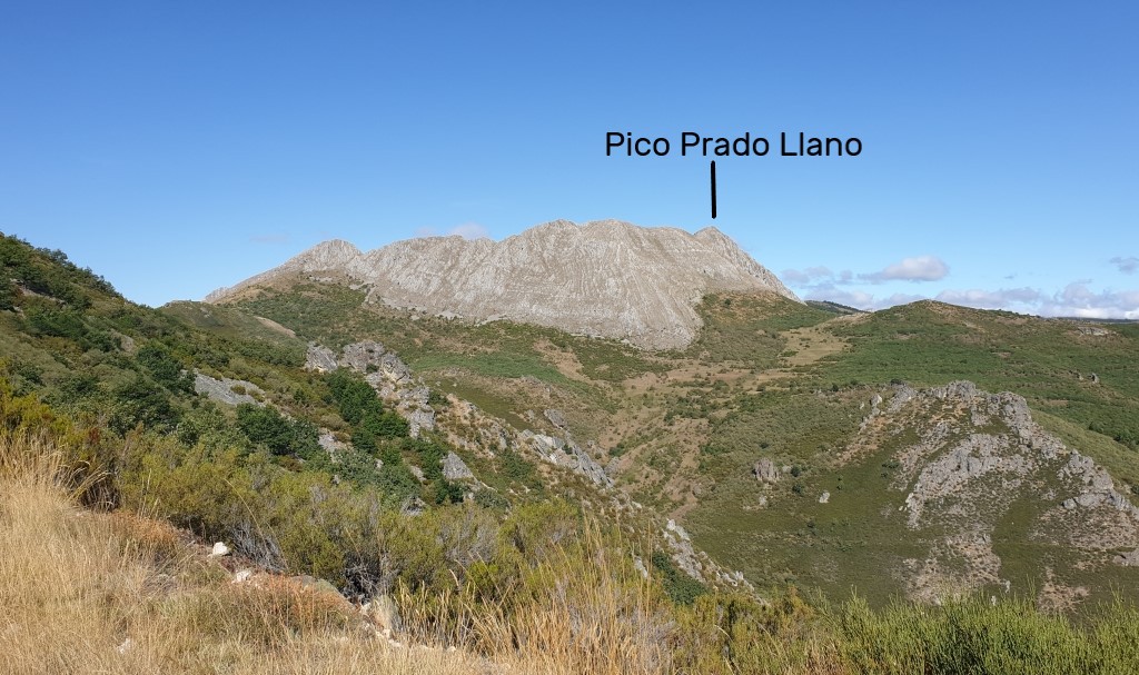 Pico Prado Llano fa 1721 m. i aquest massís divideix les aigües del riu Porma i del riu Curueño.