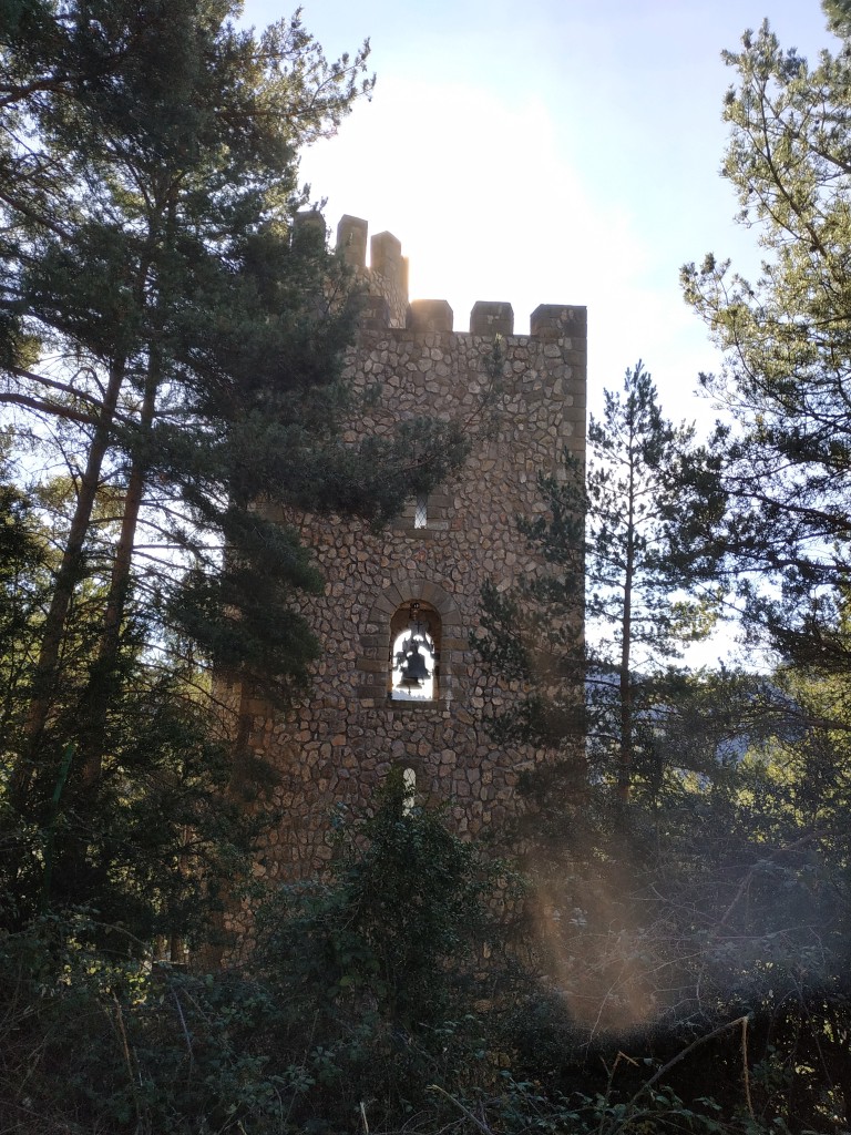 Em sorprèn la torre decorativa, ja que l'ús de fortificació no el trobo per enlloc.