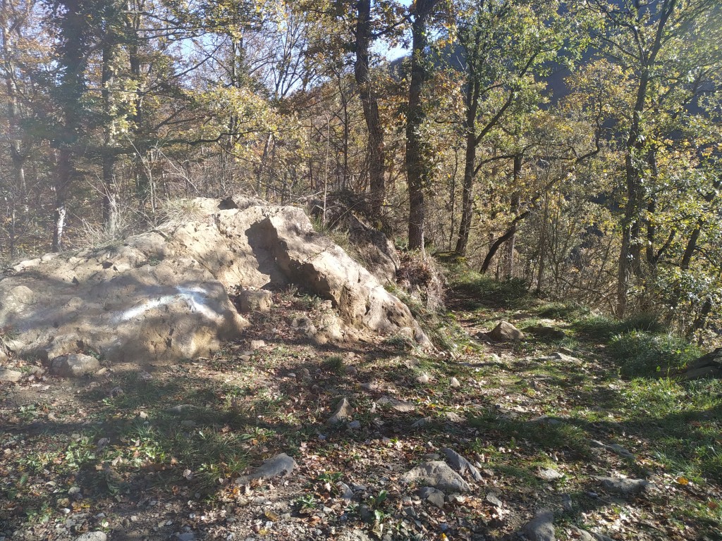 A la dreta de la roca surt el camí.