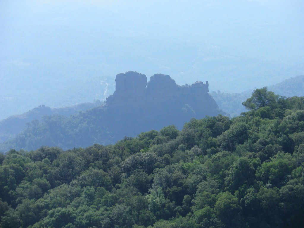La formació rocosa d'aquesta muntanya sembla una locomotora. De fet, alguns li diuen així, però el seu nom és Rocamur.