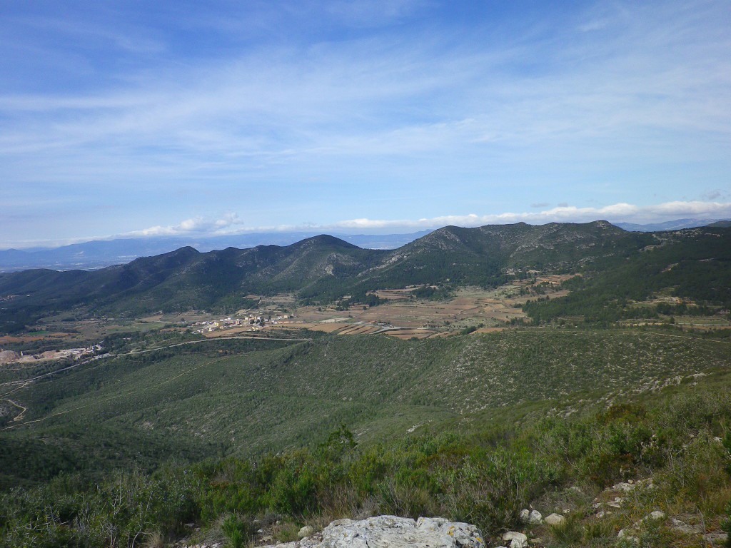 Una perspectiva de Joncosa a la falda de les muntanyes.