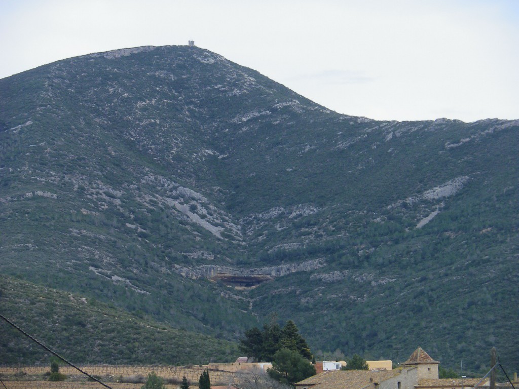 La Cova de la Plana Joana i el Puig de la Cova.