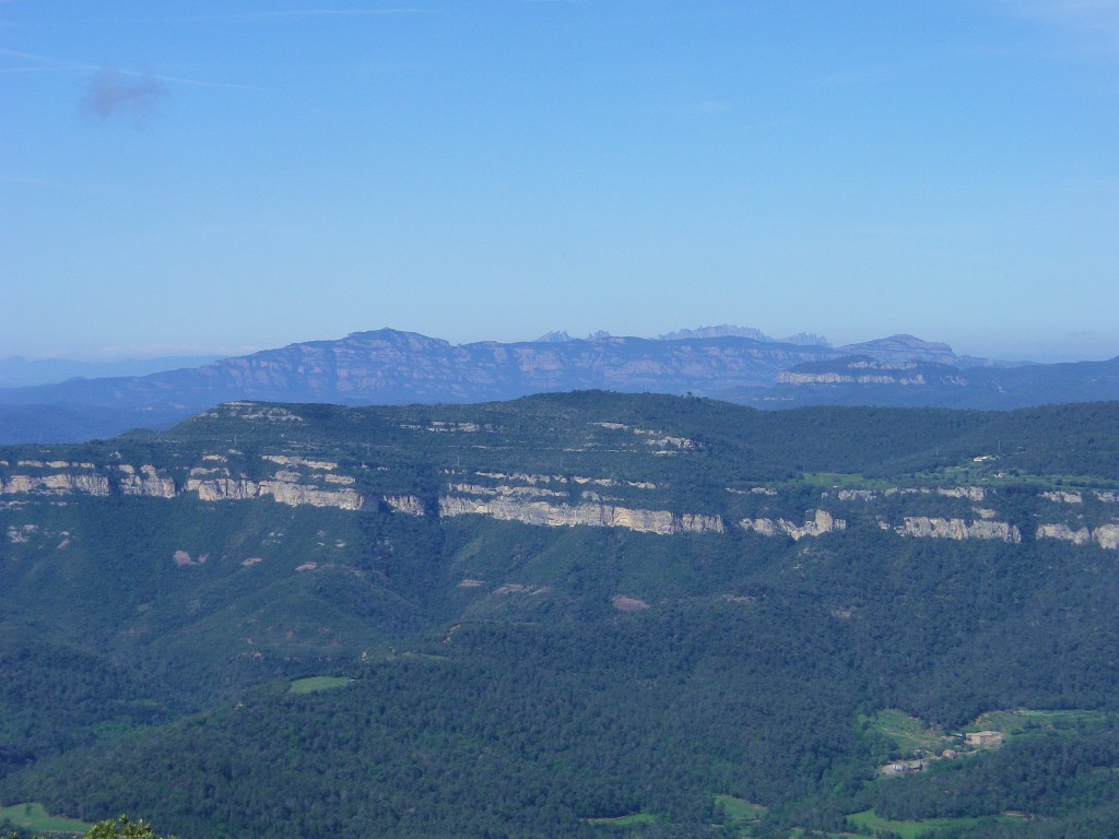 En primer terme les Cingles de Bertí, la Mola i Montserrat al fons.