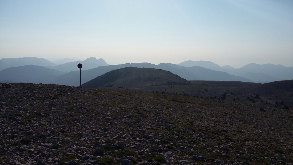 El Tossal de l'Estivella, i lluny i un xic a l'esquerra la silueta del Pedraforca.