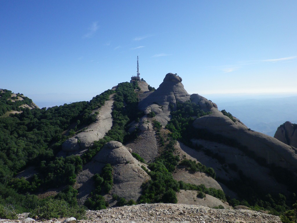El Mirador del Moro és el segon cim més alt de Montserrat, amb 1197 m. Just al davant, el Moro.