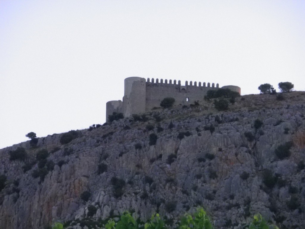 El Castell de Montgrí ofereix una esplèndida imatge a trenc d'alba.