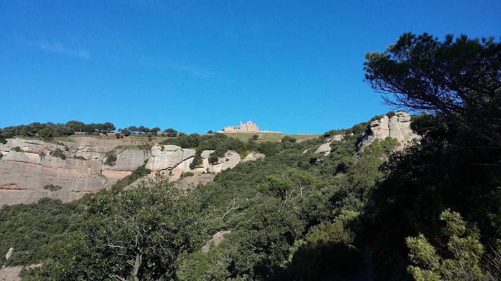 L'ermita de Sant Llorenç del Munt emergeix del cim.